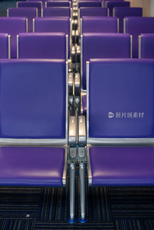 机场候机室的紫色座位