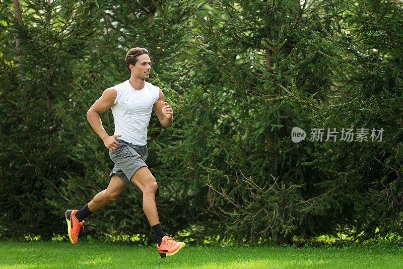 年轻运动员在大自然中奔跑