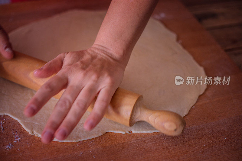 感恩节用餐，制作南瓜派，用擀面杖擀面