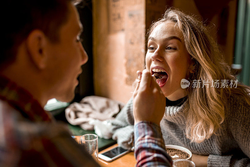 一个年轻人正在用药膏喂一个女孩