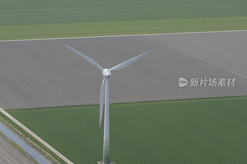 鸟瞰图上的风力涡轮机在一个农业领域在弗莱弗兰，荷兰