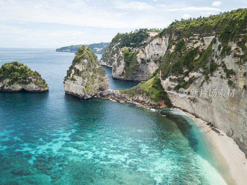 无人机鸟瞰巴厘岛努沙佩尼达美丽的石灰岩悬崖和海景