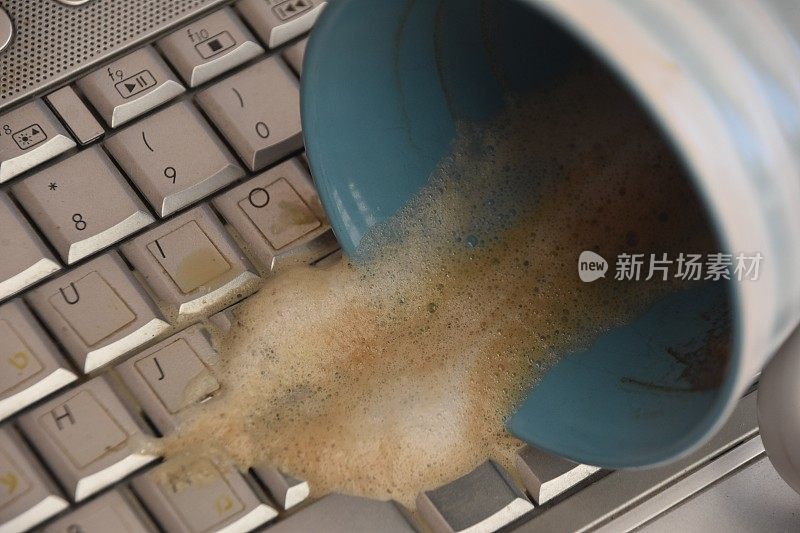 咖啡洒在笔记本电脑上