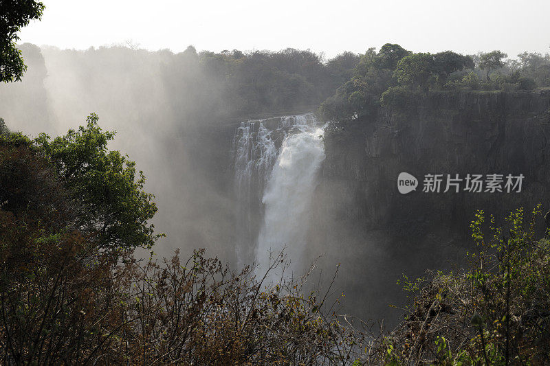 津巴布韦维多利亚瀑布峡谷中烟雾缭绕