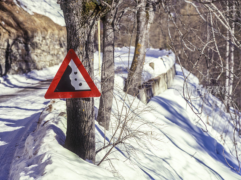 山路有雪崩警告