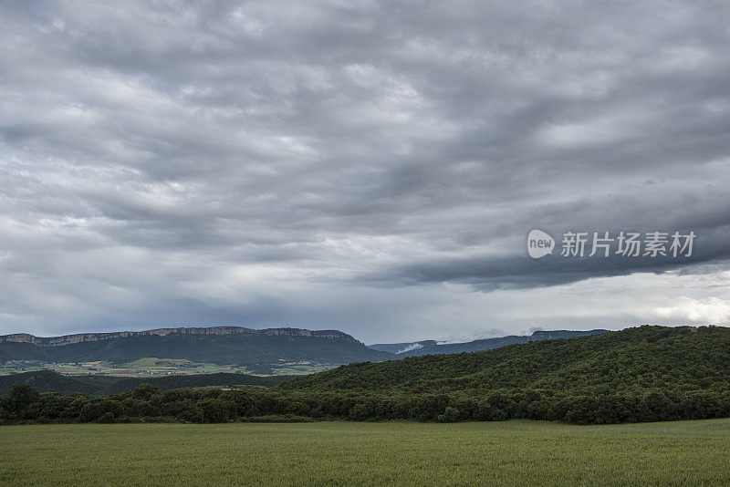 西班牙伊拉赫附近圣地亚哥卡米诺的风景