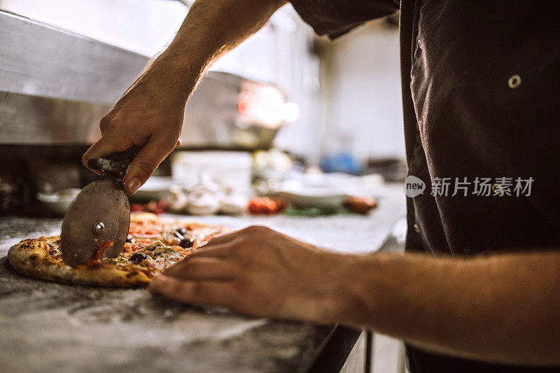 厨师切披萨