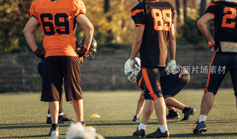 NFL在操场上训练