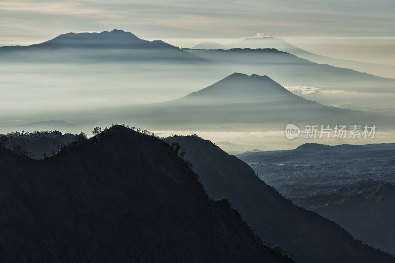 印度尼西亚爪哇清晨的火山