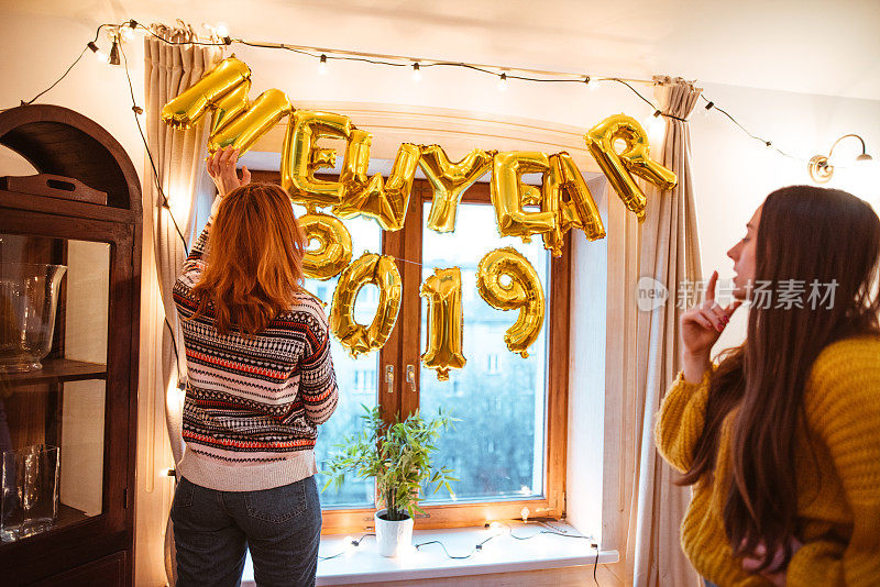 幸福朋友装饰房子迎接新年