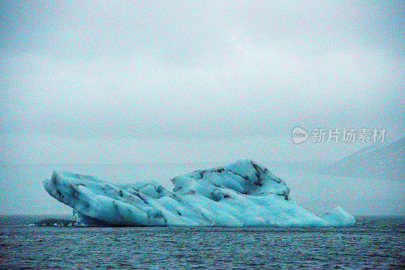 冰山漂浮在Jökulsárlón冰川泻湖冰岛在阴天