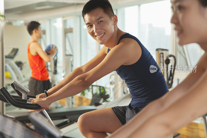 中国男子在健身房骑固定自行车