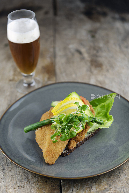 传统丹麦三明治或Smørrebrød。