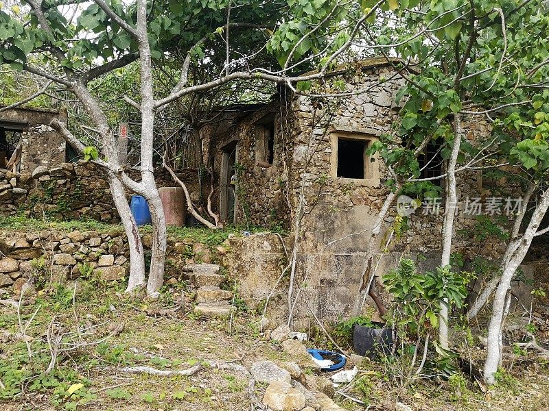 香港大屿山芝麻湾半岛的弃置房屋