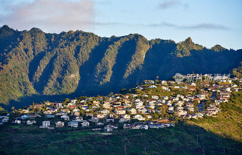 卡内奥赫镇和日落山脉，夏威夷，美国