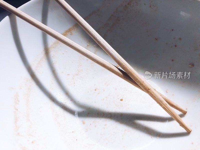 用筷子夹空碗