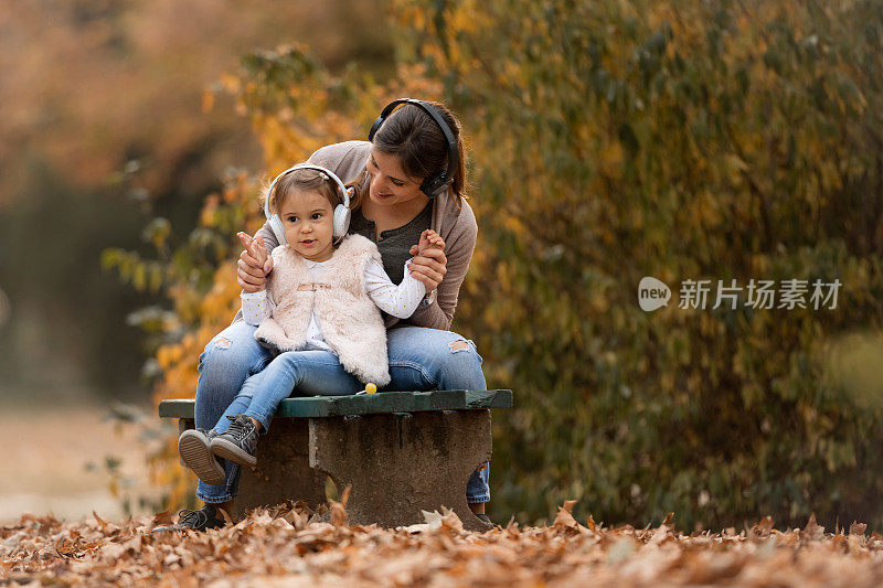 母亲和女儿在听音乐