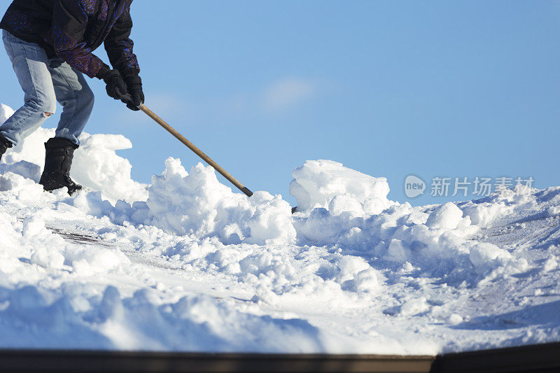 从屋顶上铲雪