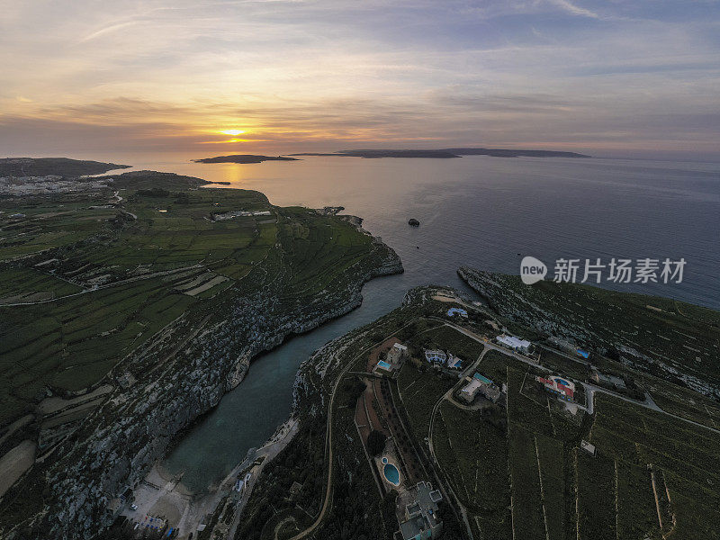 海上日出-马耳他，戈佐和科米诺。无人机空中拍摄