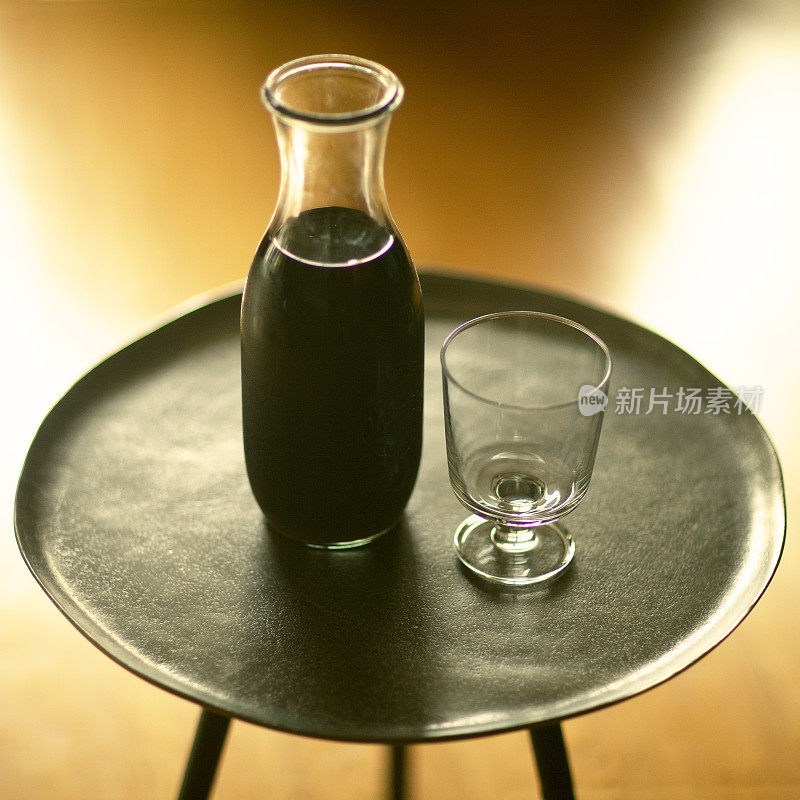 玻璃水瓶和葡萄酒杯