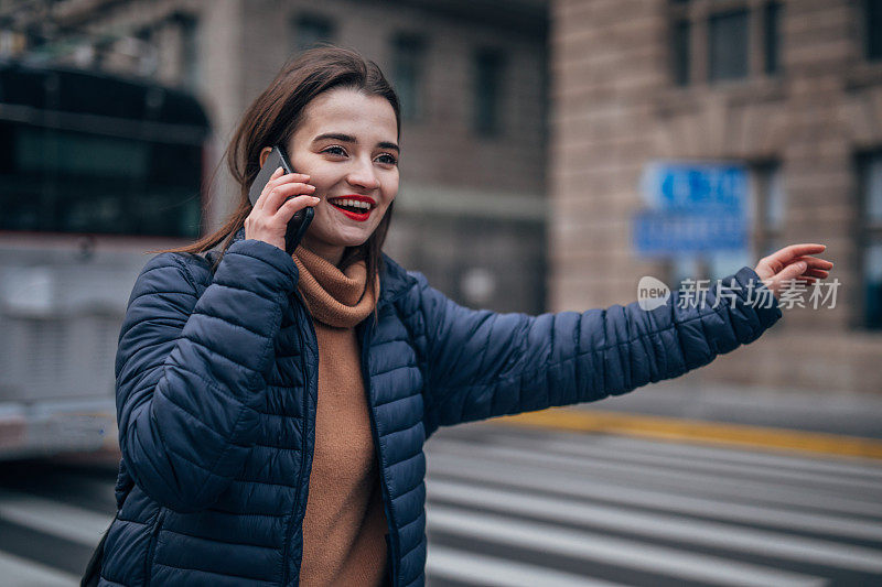 微笑的女孩正在打出租车