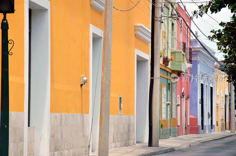 墨西哥梅里达大街上五颜六色的建筑