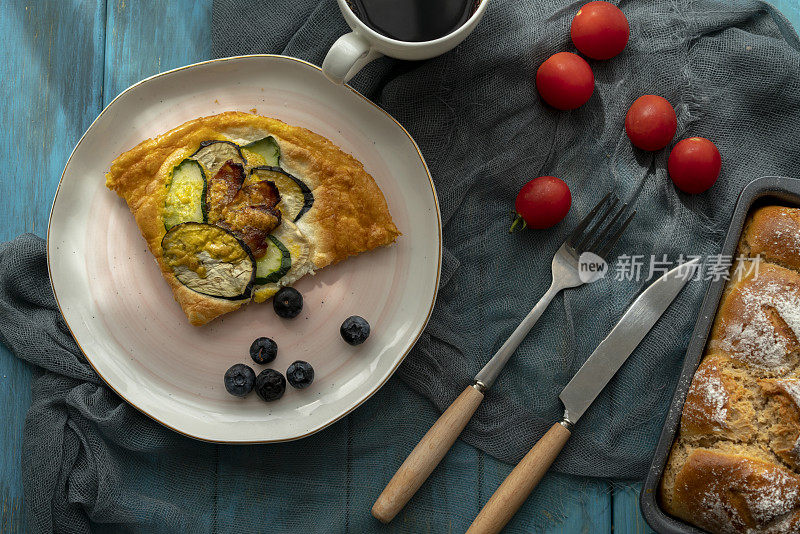 自制健康早餐:蛋饼加茄子和香肠