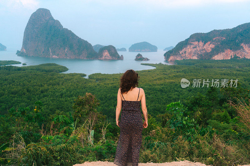 女人站在那里，望着攀雅湾