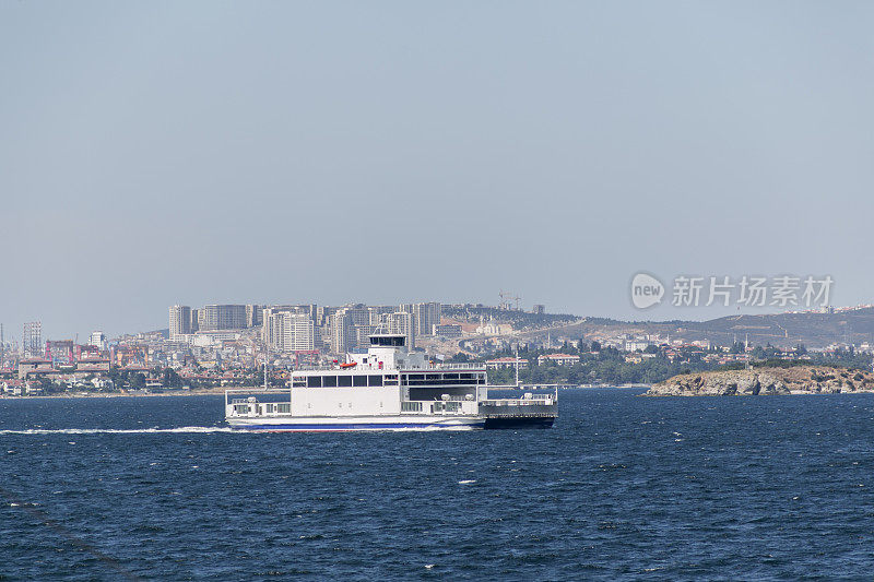 土耳其伊斯坦布尔，金角湾和加拉塔大桥附近的客船