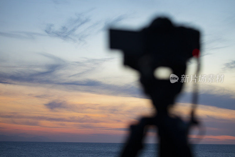 拍摄日落-镜头对着美丽的日落在海上