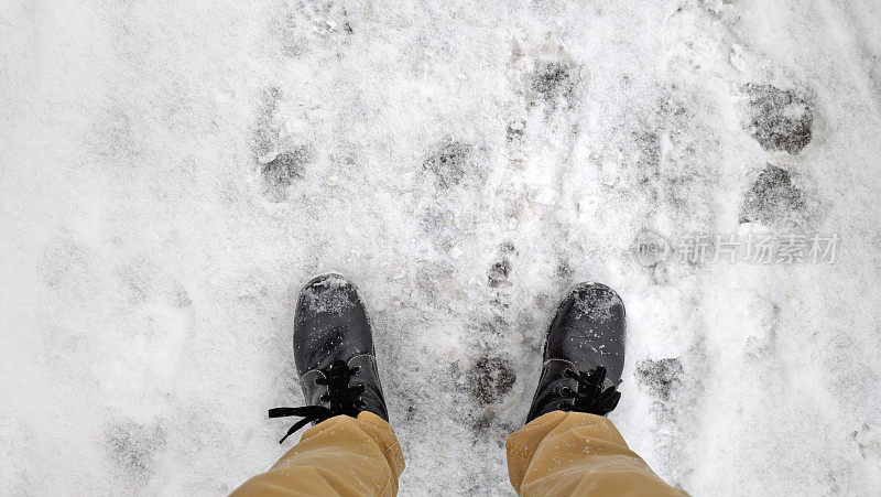 脚在雪地里。