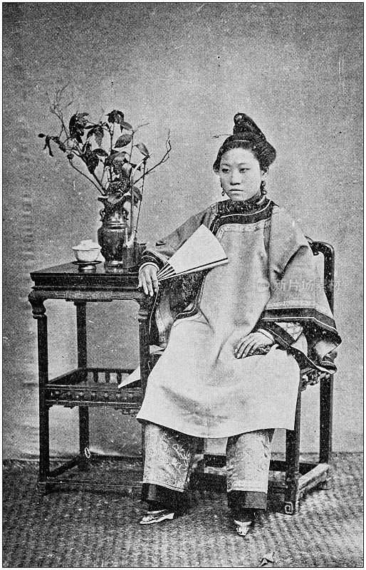 环游世界的古董黑白照片:中国女人肖像