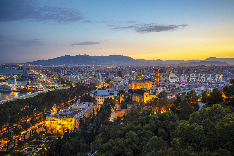 马拉加黄昏的全景，Andalucía，西班牙