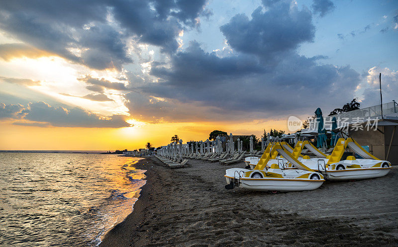 Gerakini海滩的日落。哈尔基季基上,是希腊。