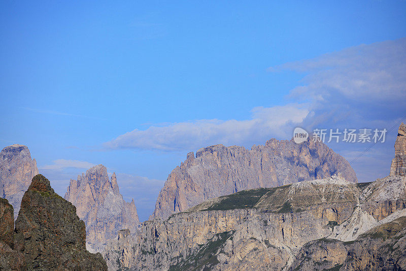 夏天的风景。意大利北部Dolomites的Fedaia山口到Pordoi山口的休息点上的马尔莫拉达冰川山的美丽景色。夏天在阿拉巴山上。