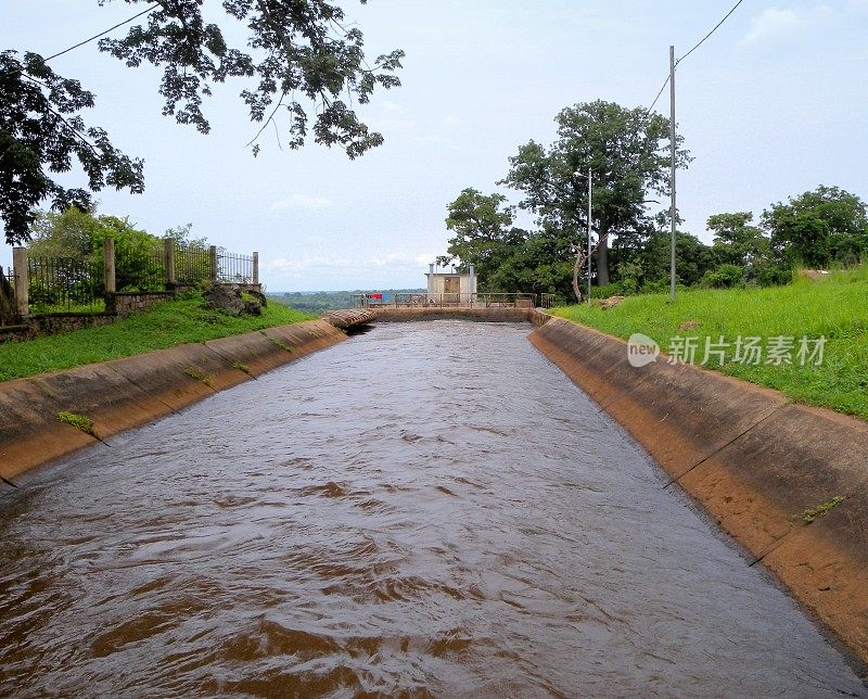 从姆巴里河引水的灌溉渠，博阿利，中非共和国