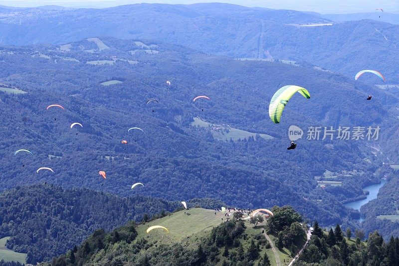 斯洛文尼亚托尔明Soča河上的滑翔伞