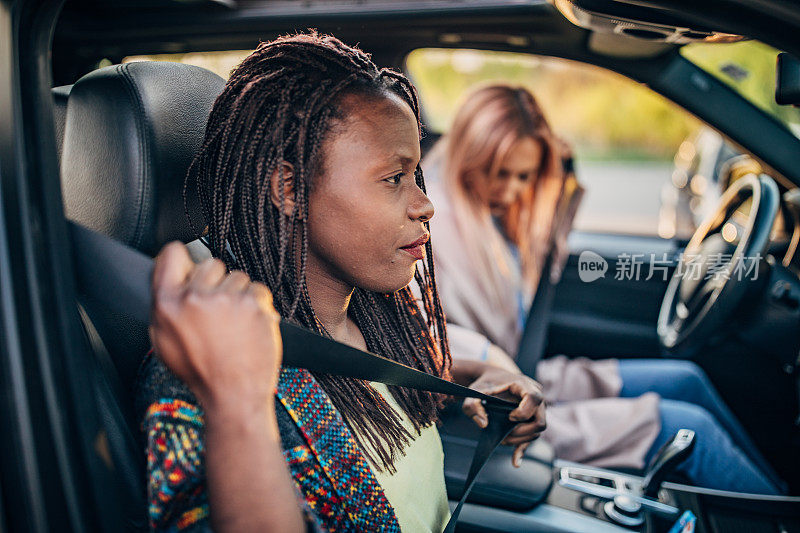 年轻女人开车