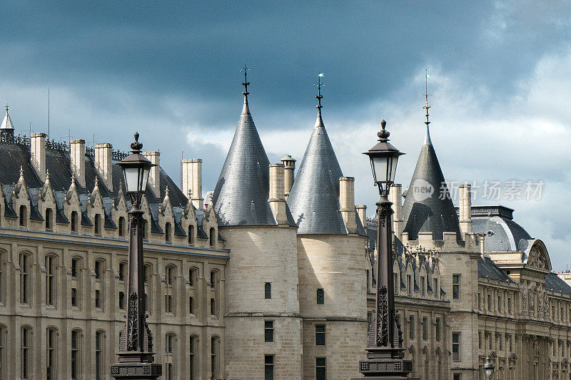 法国巴黎塞纳河沿岸的典型巴黎建筑