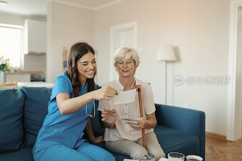 在养老院有女性看护的老年妇女