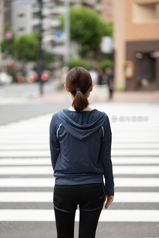 在街上跑步和训练的女人