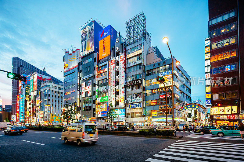 新宿街头生活，日落时分的东京