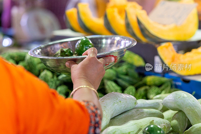 文化和传统。每周市场。毛里求斯人在当地市场购买新鲜水果和蔬菜