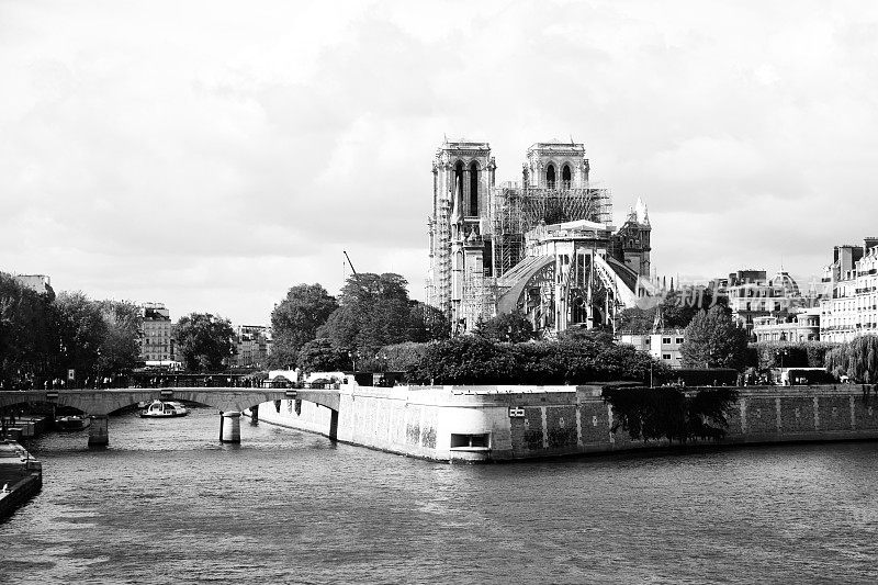 巴黎圣母院，火灾之后。
