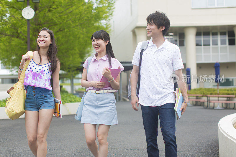 三个大学生在校园里散步