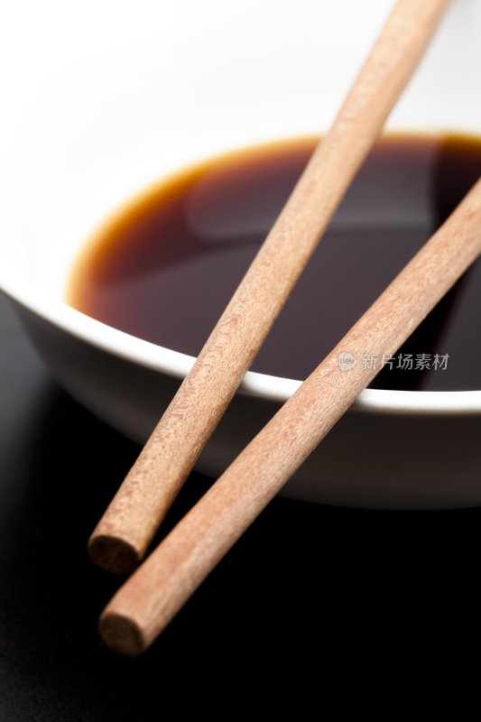 一碗酱油和筷子
