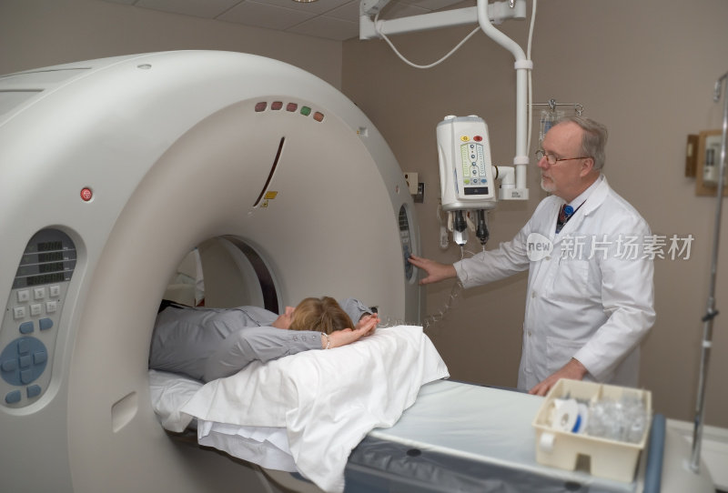 放射科技术员和CT扫描仪