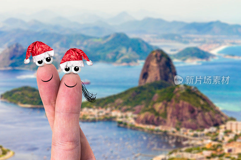 在里约热内卢戴着圣诞帽的一对手指