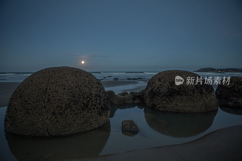 月亮的夜晚，莫尔基巨石。Moeraki、新西兰