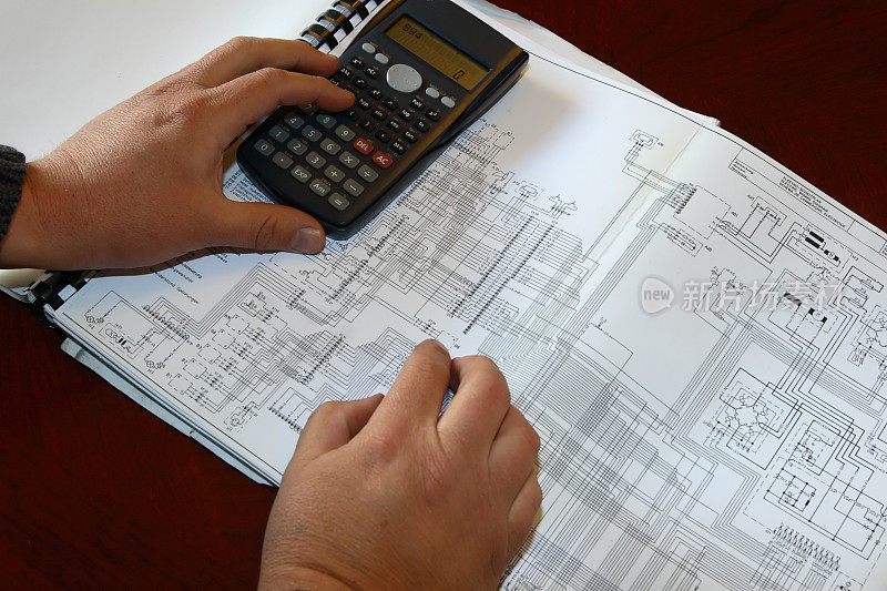 电子或电气工程师学生设计计算图表